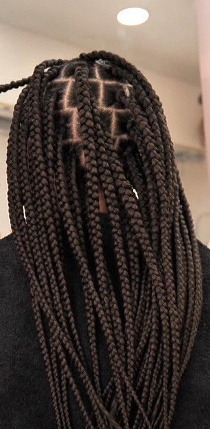 Coiffure avec des tresses en démonstration