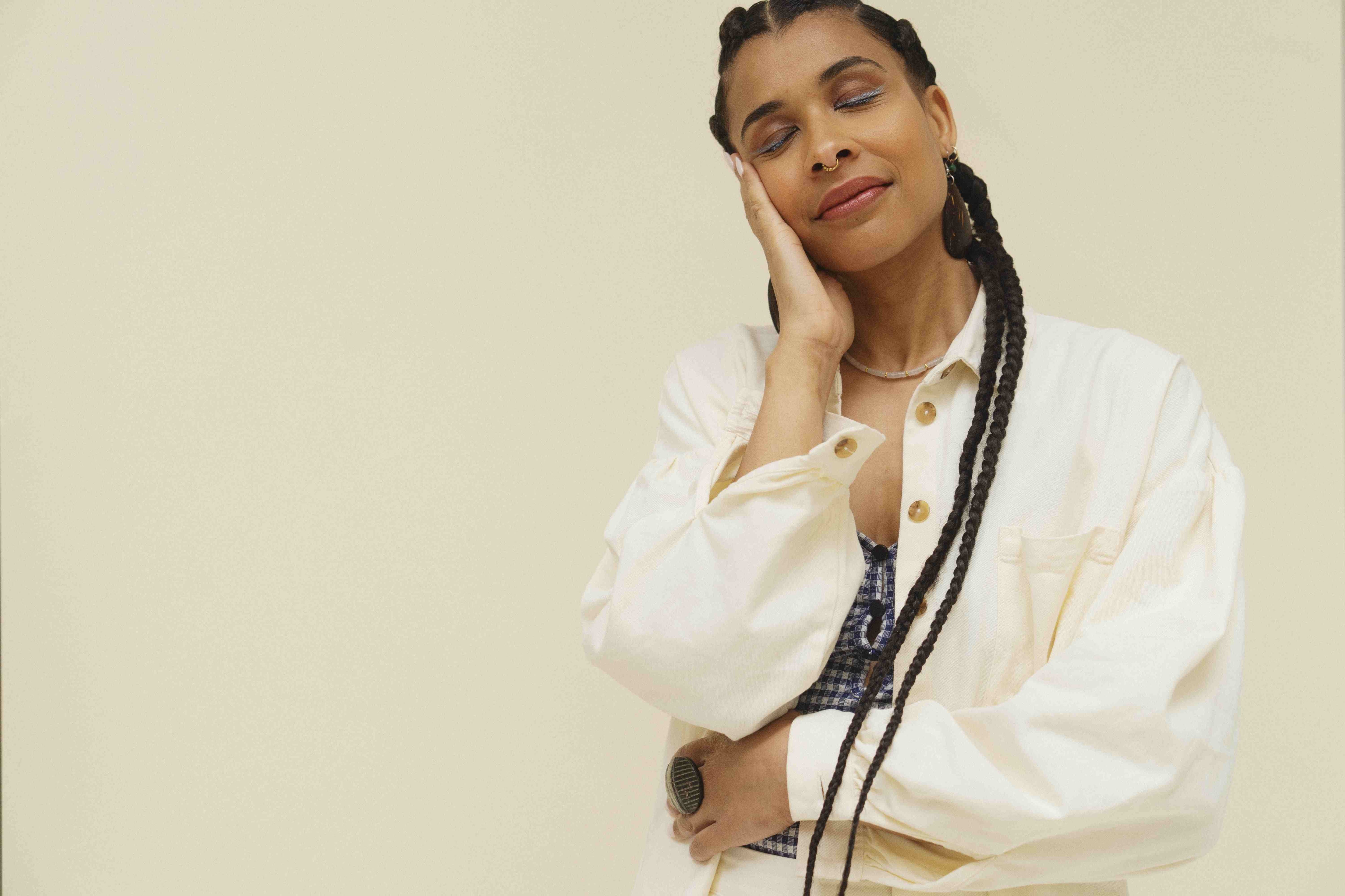 Une femme tient son visage dans la main