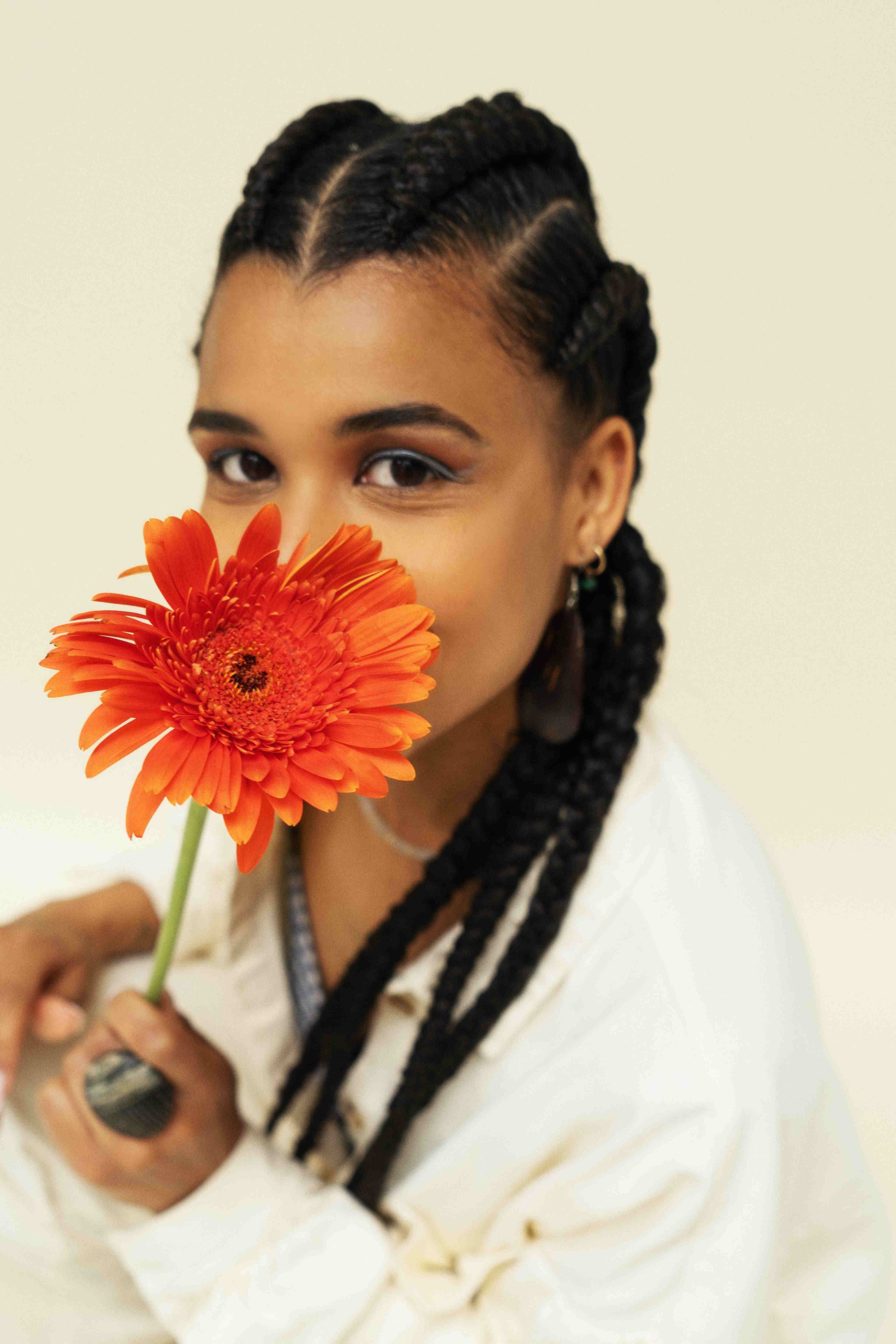 Une femme porte une fleur devant ses cheveux