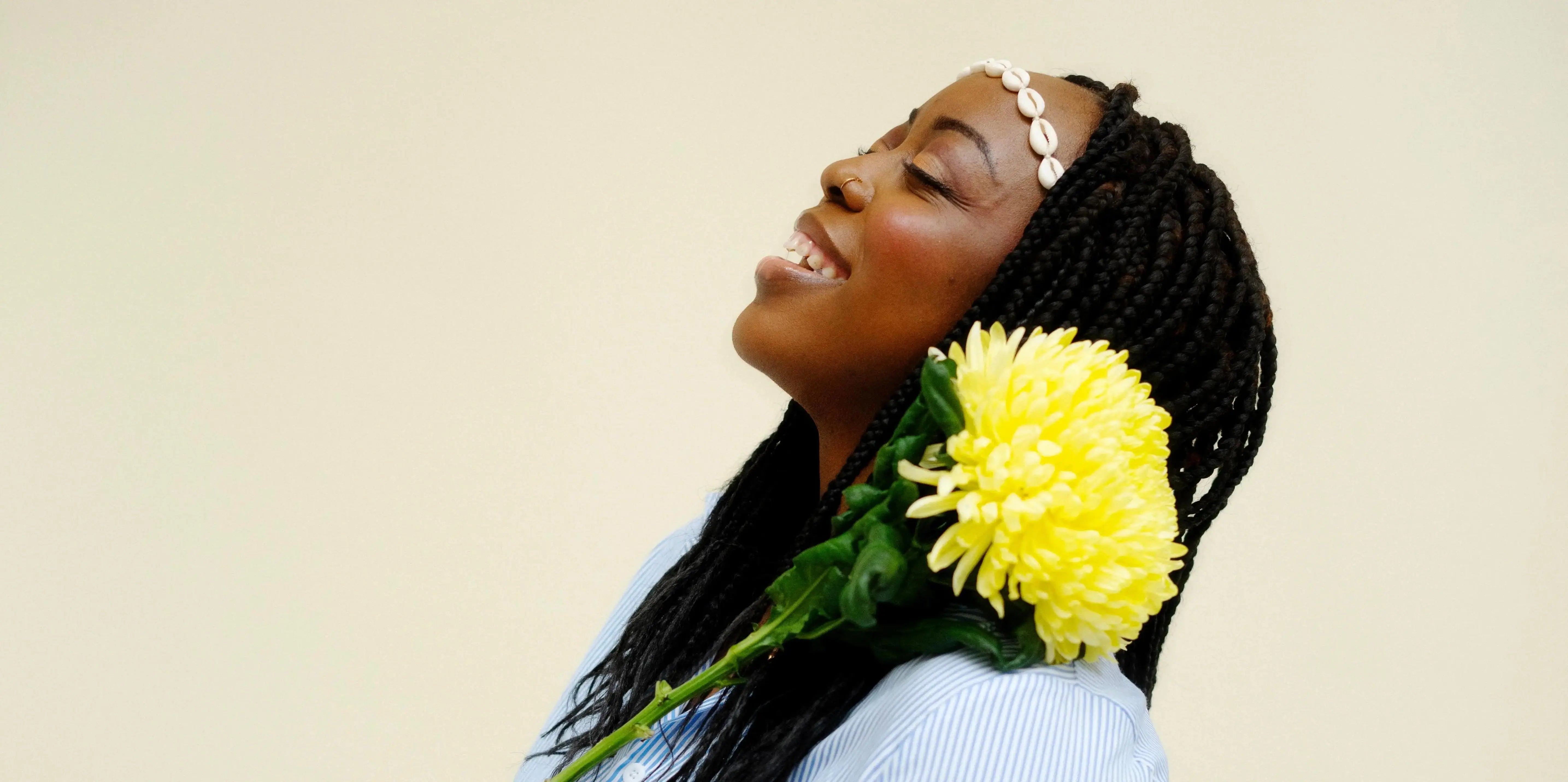 Femme qui sourit de profil et porte les mèches végétale de leidi hair