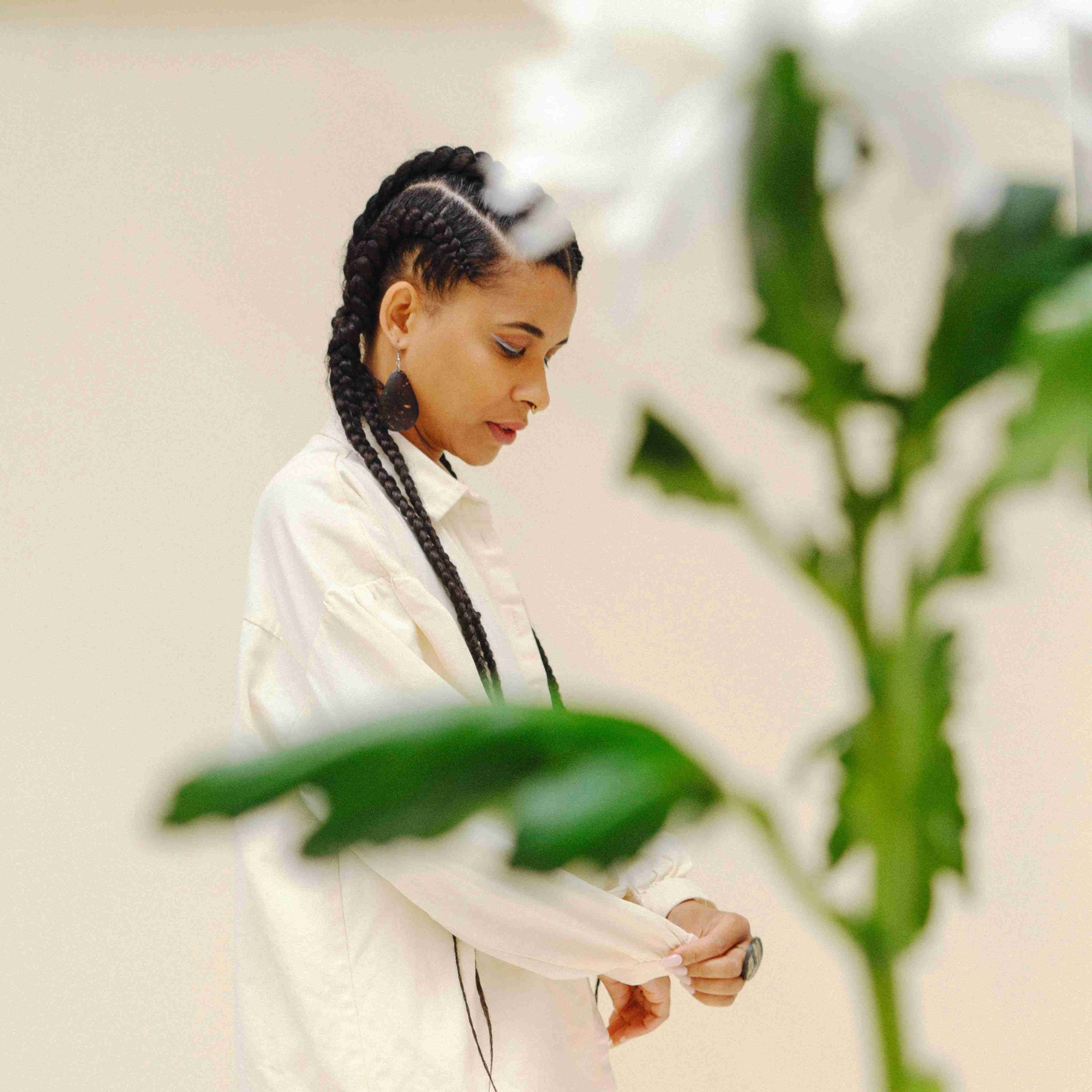 Une femme avec des tresses africaines végétales