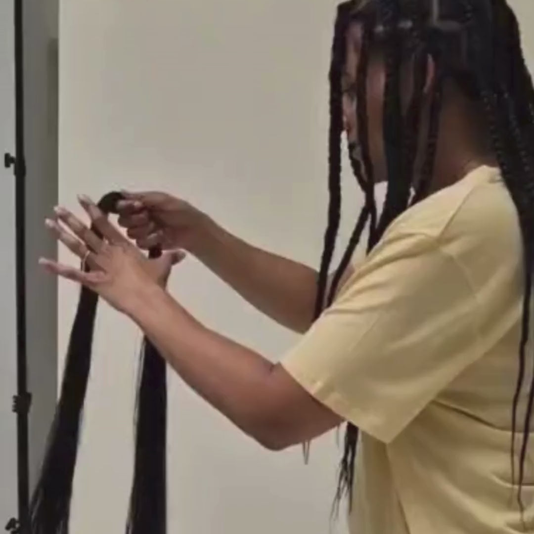 Une femme étire les mèches en fibre de bananier