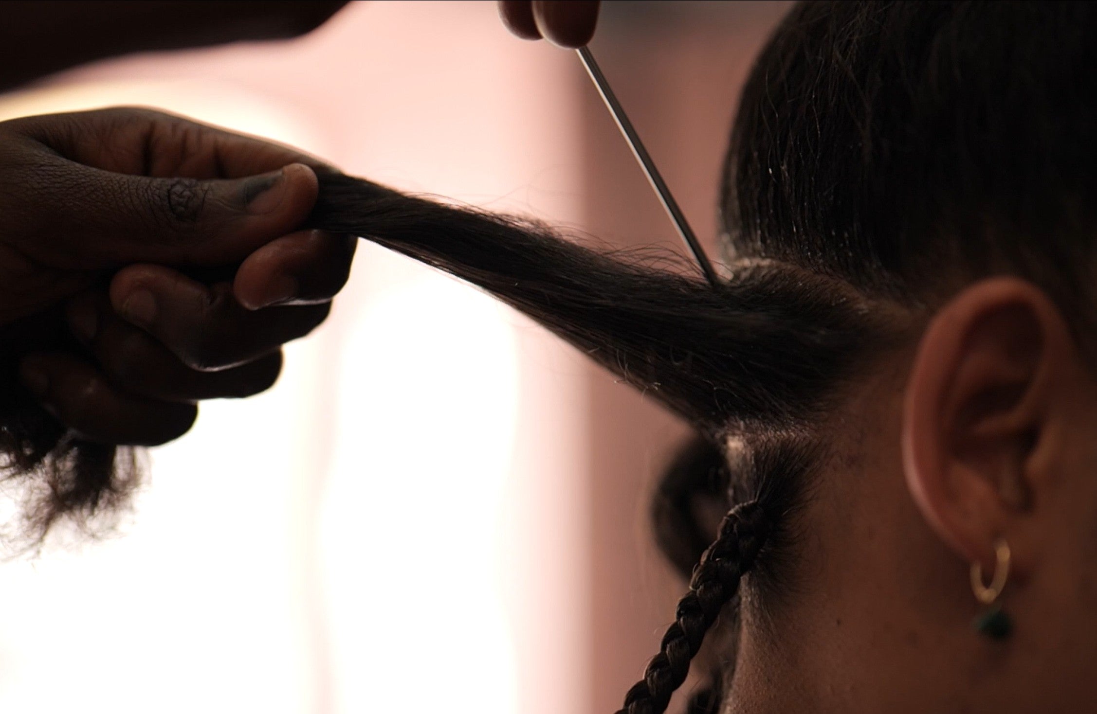 Séparation des mèches végétales de Leidi Hair lors d'une coiffure tressée