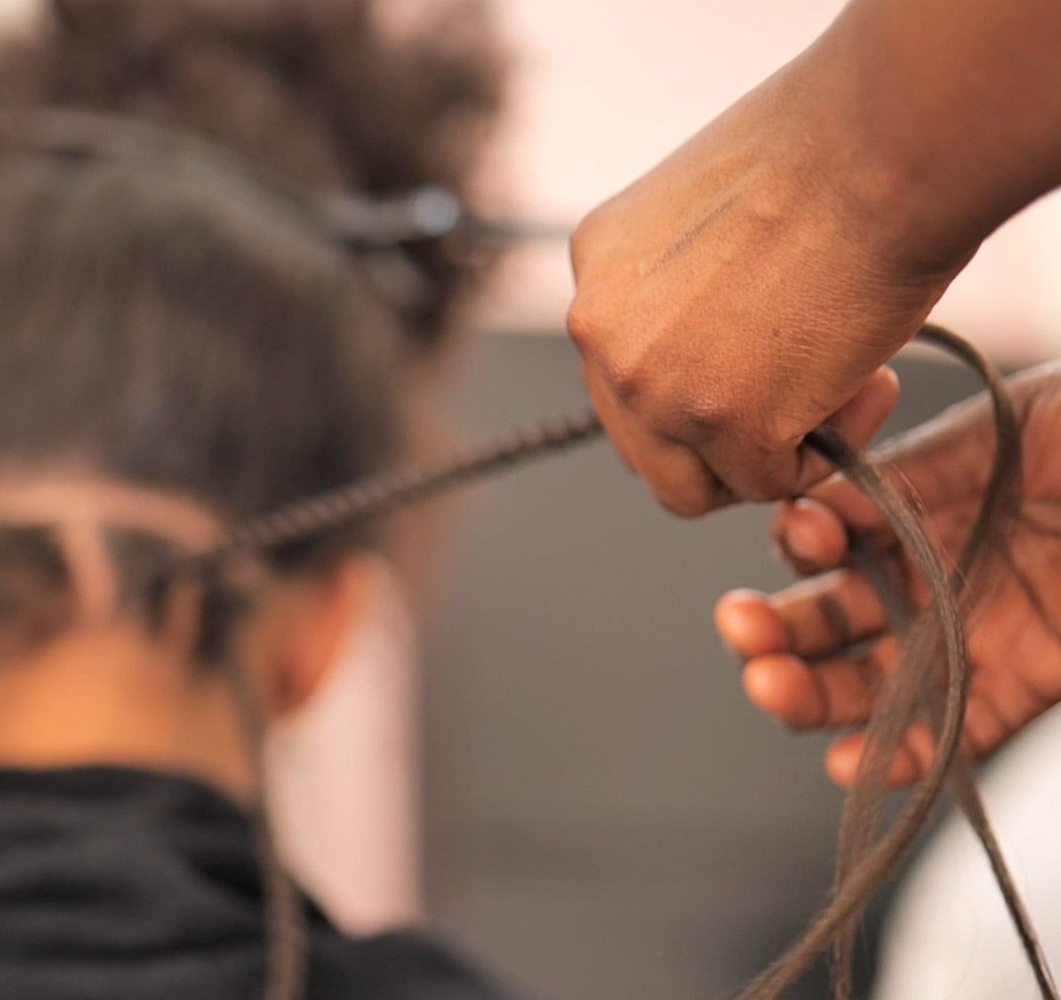 Tressage des mèches végétales lors d'une coiffure