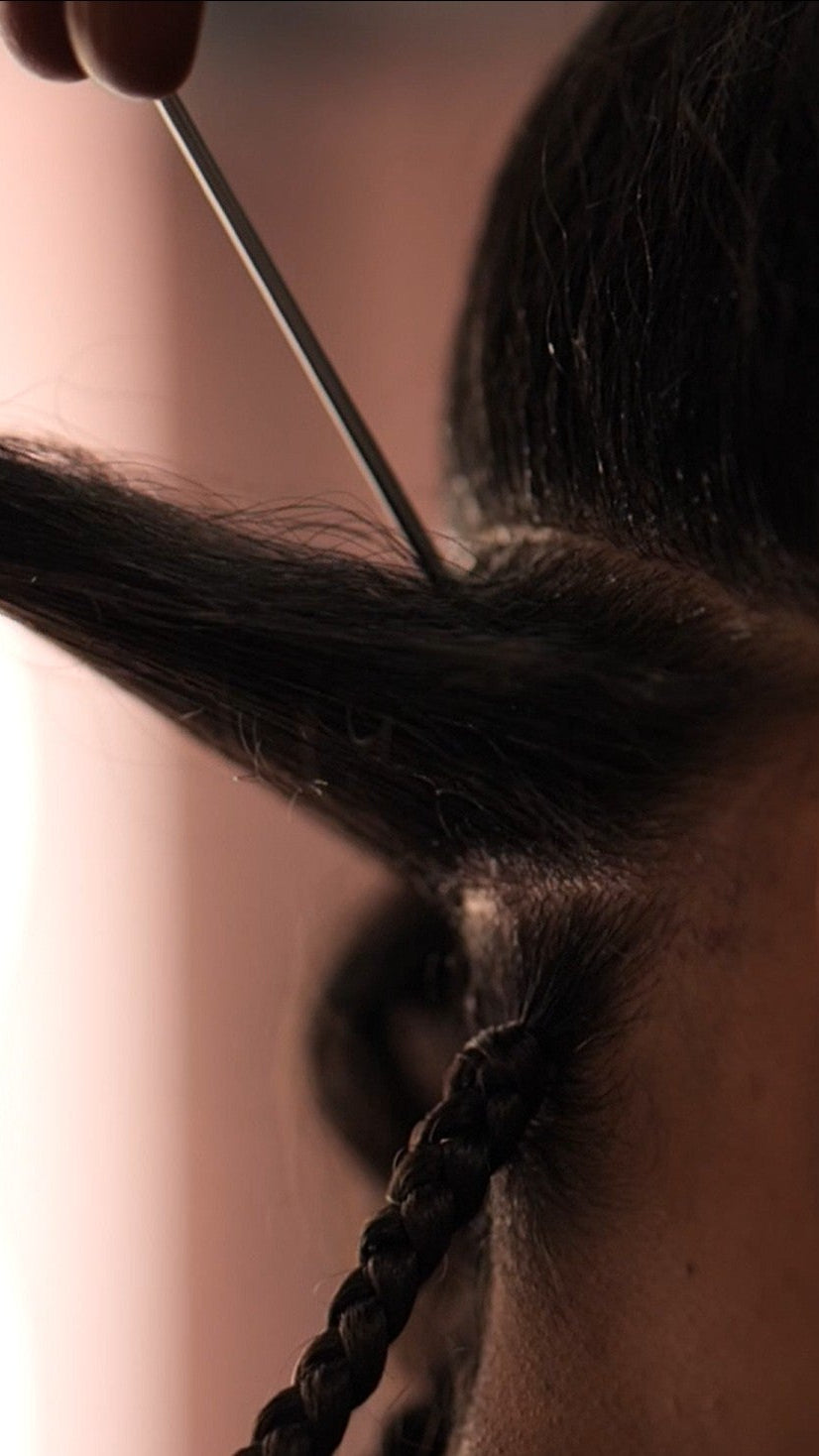 Séparation des mèches végétales de Leidi Hair lors d'une coiffure tressée