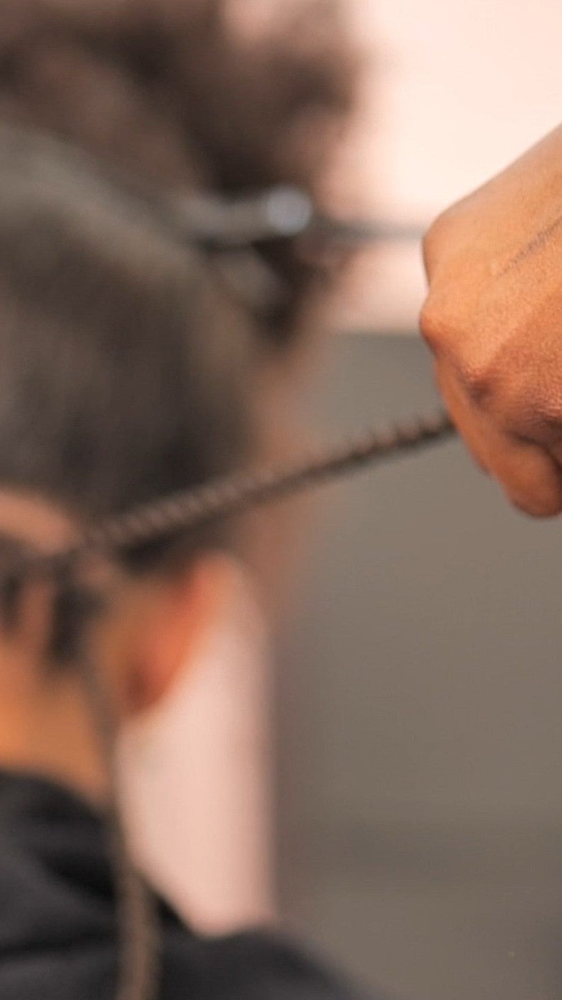 Tressage des mèches végétales lors d'une coiffure